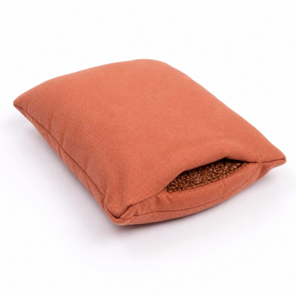 Coussin bouillotte sèche aux graines de lin présenté seul